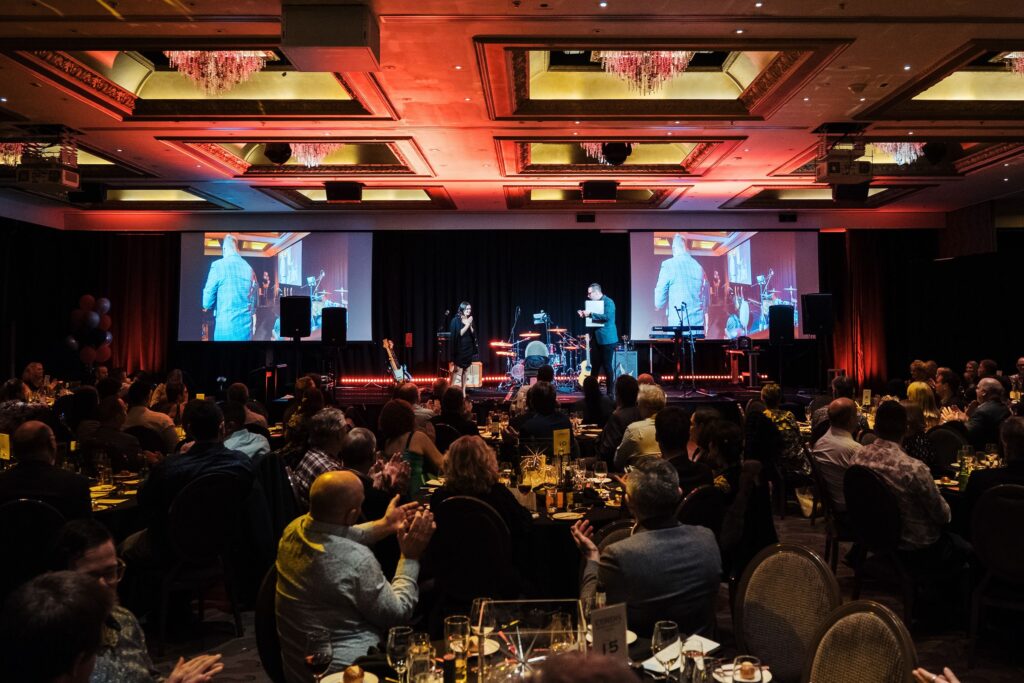 Corporate dinner show for a full room